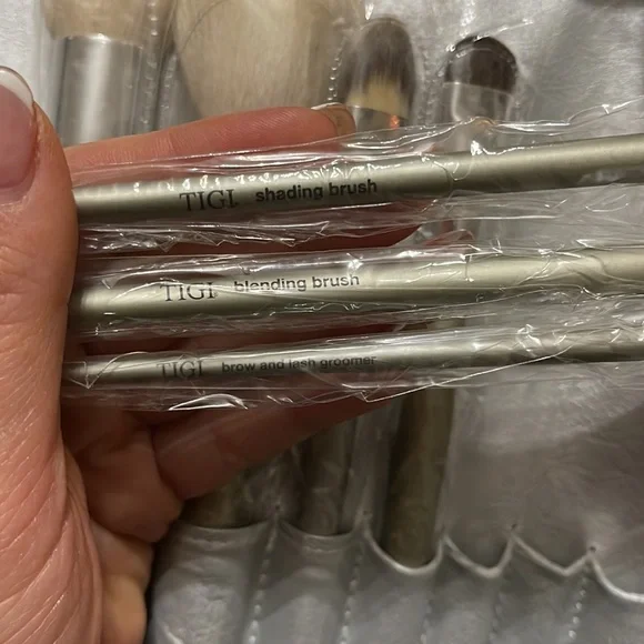 TIGI Cosmetics - Picture 5 of 6